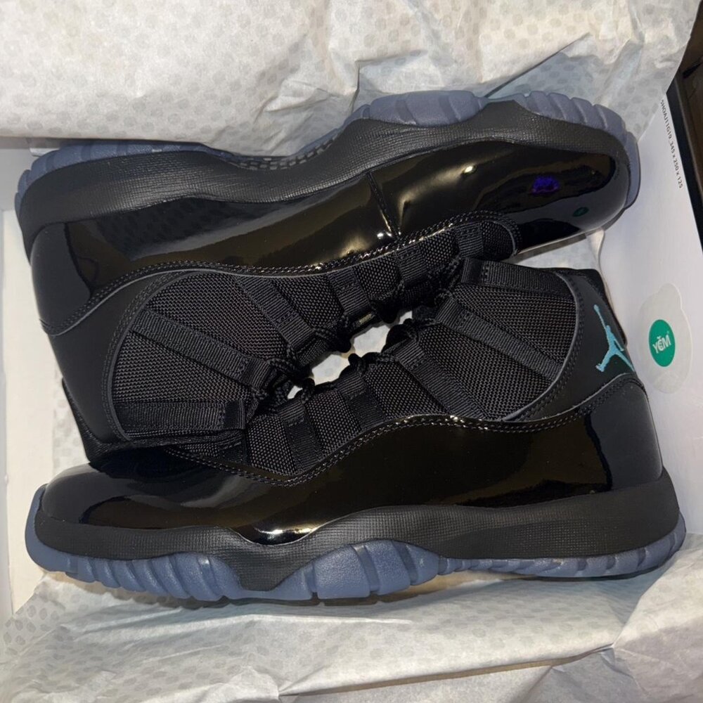 Jordan 11 Retro gamma in black and blue
